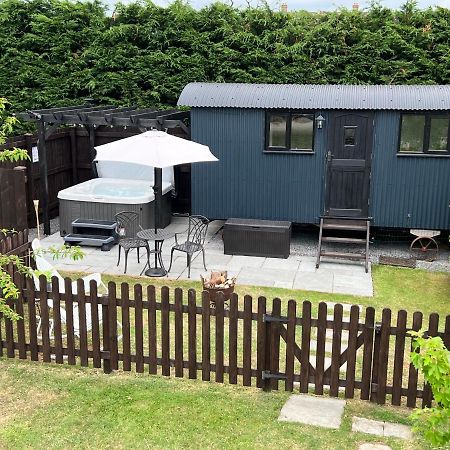 Shepherds Hut With Hot Tub Wells Exterior foto