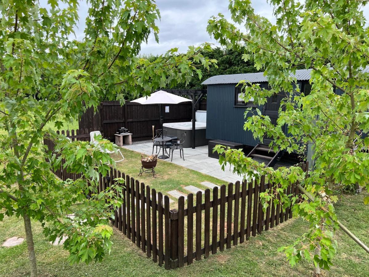 Shepherds Hut With Hot Tub Wells Exterior foto