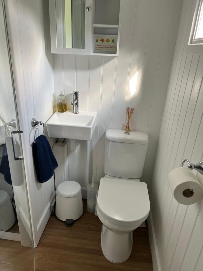 Shepherds Hut With Hot Tub Wells Exterior foto